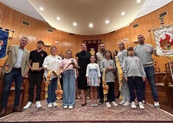 Las nuevas comisiones falleras La Nova y l’Avinguda ya tienen su estandarte