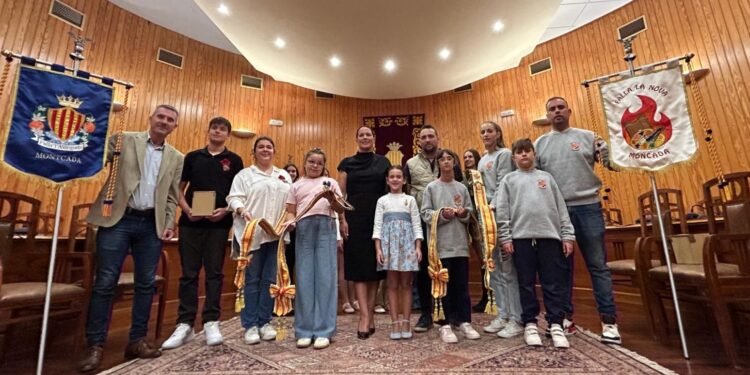 Las nuevas comisiones falleras La Nova y l’Avinguda ya tienen su estandarte