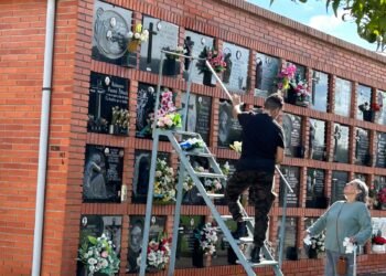 Moncada llena de flores el cementerio en la festividad de Todos los Santos