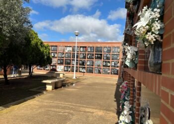 Moncada llena de flores el cementerio en la festividad de Todos los Santos