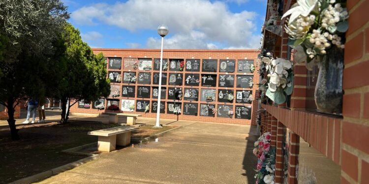 Moncada llena de flores el cementerio en la festividad de Todos los Santos