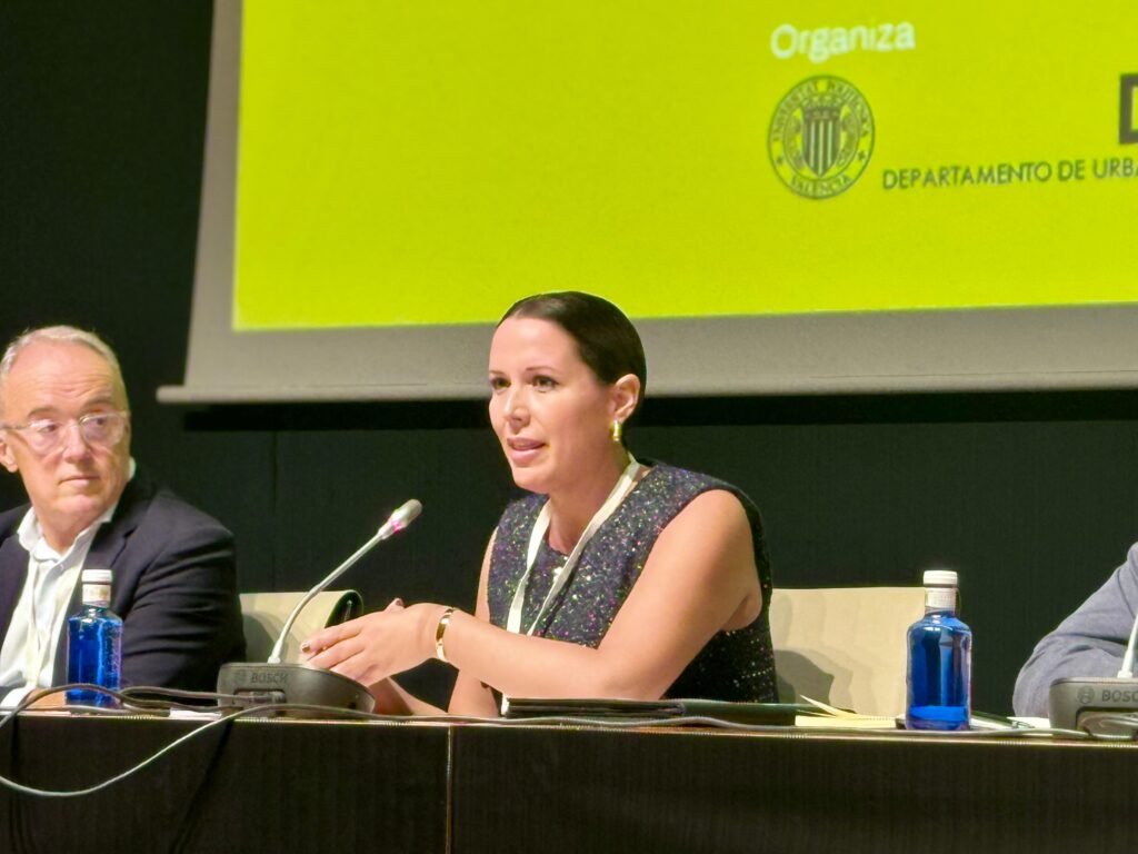 La alcaldesa de Moncada Amparo Orts durante su intervención en el Congreso de Urbanismo Productivo en la Universidad Politécnica de València