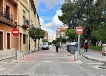 La movilización vecinal frena la instalación de bolardos en el carrer Major