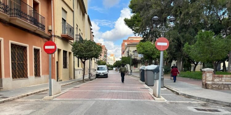 La movilización vecinal frena la instalación de bolardos en el carrer Major