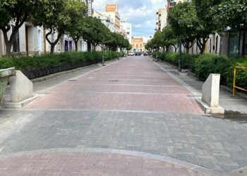 Comerciantes y vecinos rechazan la instalación de bolardos en el carrer Major
