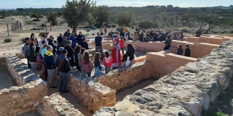 La visita teatralizada al Tòs Pelat recrea como era la vida en el poblado íbero