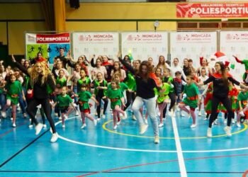 El club Aerobic de Moncada exhibe su fuerza en la gala solidaria de fin de año