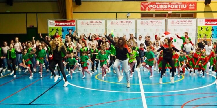 El club Aerobic de Moncada exhibe su fuerza en la gala solidaria de fin de año