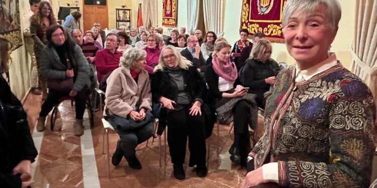 Carmen Gracia plena la sala Ausiàs March en la presentació de ‘Ancestras’