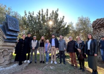 Montcada descobreix l’escultura a Vicent Andrés Estellés al parc escultor Ponsoda