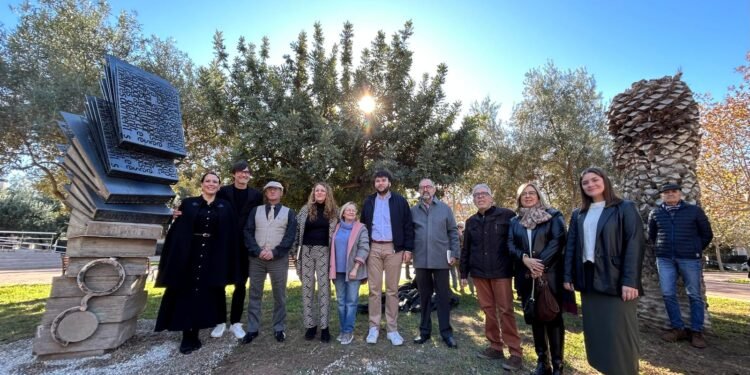 Montcada descobreix l’escultura a Vicent Andrés Estellés al parc escultor Ponsoda