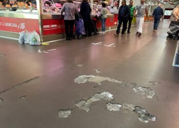 Usuarios y vendedores denuncian el mal estado del pavimento del Mercat municipal