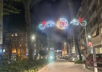 Moncada ilumina la Navidad con 60.000 bombillas en calles y edificios públicos