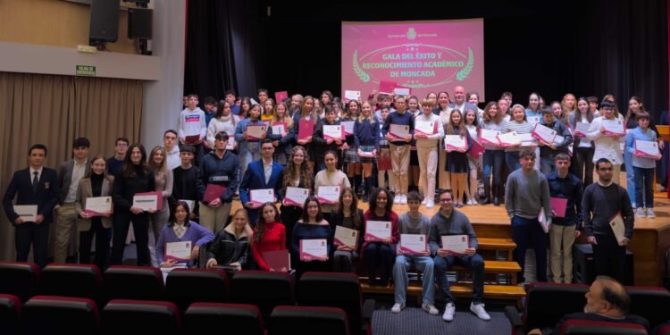 Moncada entrega los premios a la excelencia académica a 75 alumnos
