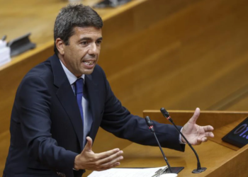 El pleno aprueba con los votos de PSOE y Compromís pedir la dimisión de Mazón y PP Vox abandonan la sesión