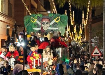 La cabalgata de Reyes llena las calles de Moncada en una noche mágica