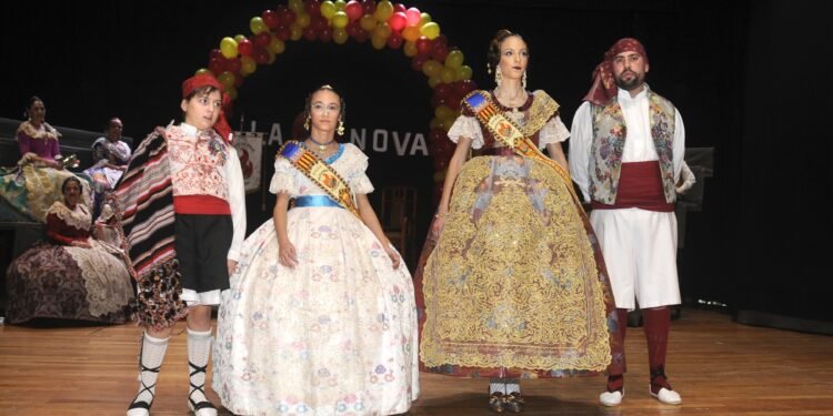 La comisión la Nova debuta con las falleras mayores Julia Albacete y Ari Requena