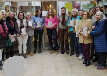 Carmen Sáez revela «La cançó del riu» en el club de lectura de la Biblioteca pública