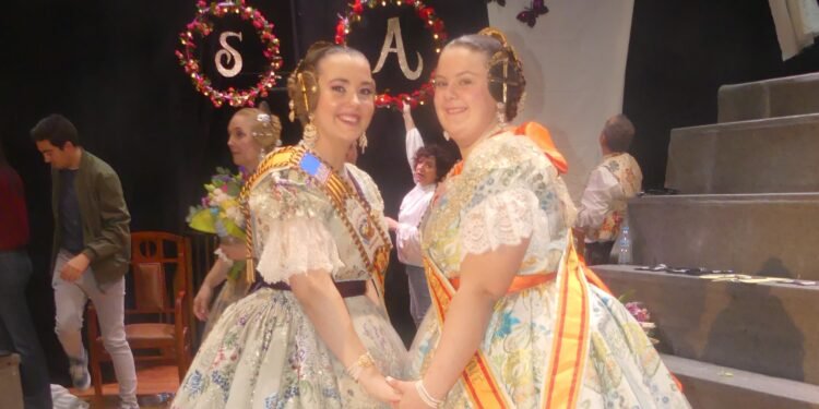 Andrea Fuentes y Sara Molina falleras mayores de la comisión les Eres