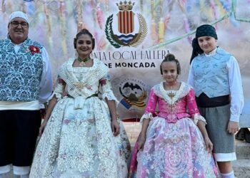El Poble presenta a sus falleras mayores Noelia Blanco y Paula del Moral