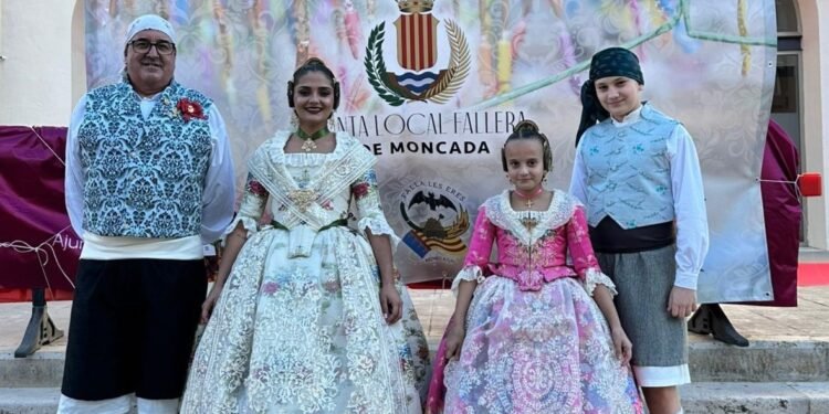 El Poble presenta a sus falleras mayores Noelia Blanco y Paula del Moral