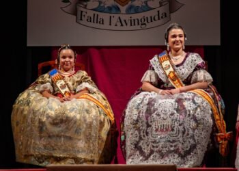 Ana Rodríguez y Alba García, falleras mayores en el debut de la falla l’Avinguda