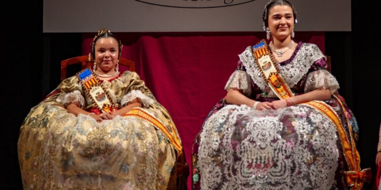 Ana Rodríguez y Alba García, falleras mayores en el debut de la falla l’Avinguda