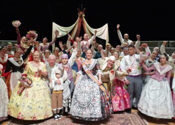 La comisión Amics de Masies presenta a su fallera mayor, Joana González y al presidente infantil Mark Soriano