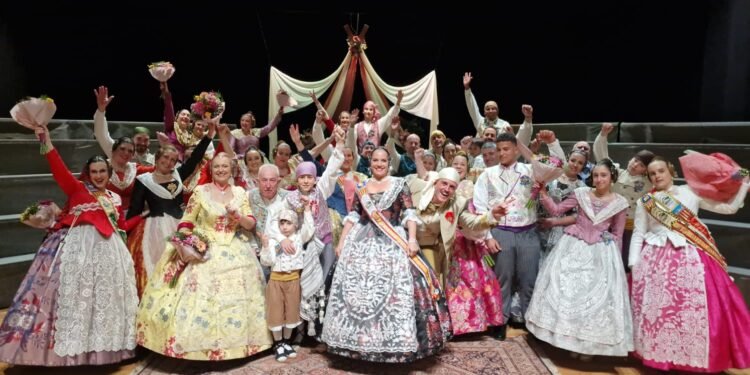 La comisión Amics de Masies presenta a su fallera mayor, Joana González y al presidente infantil Mark Soriano