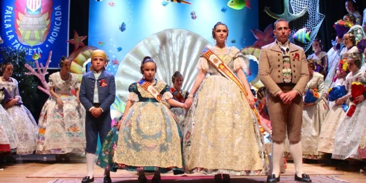 La comisión la Tauleta presenta a sus falleras mayores Leles Castelló y Naia Cano