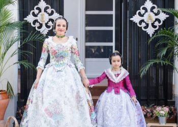 Aroa e Isabella Campos Fernández, falleras mayores de la comisión Tos Pelat