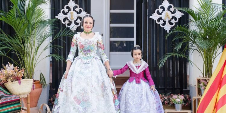 Aroa e Isabella Campos Fernández, falleras mayores de la comisión Tos Pelat