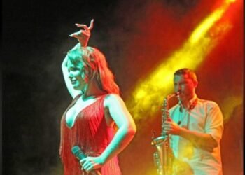 Alba María trae a Moncada su espectáculo de copla y flamenco en el Día de Andalucía