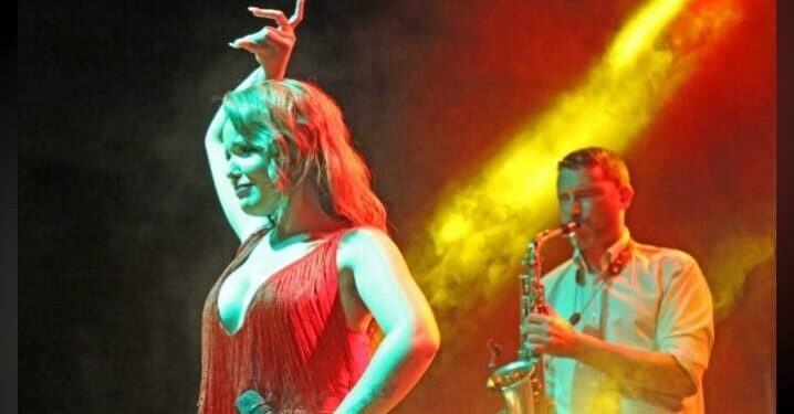 Alba María trae a Moncada su espectáculo de copla y flamenco en el Día de Andalucía