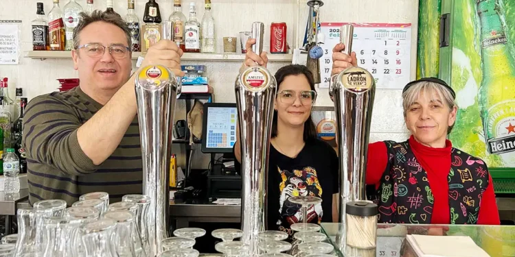 Bar La pedrereta. Dueños posando detrás de la barra