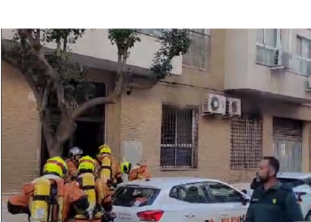 Un incendio en la calle Hispanidad obliga al desalojo de 4 fincas y 15 vecinos son atendidos por inhalación de humos