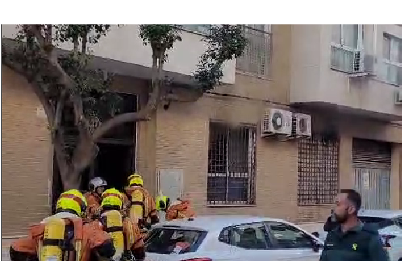 Un incendio en la calle Hispanidad obliga al desalojo de 4 fincas y 15 vecinos son atendidos por inhalación de humos