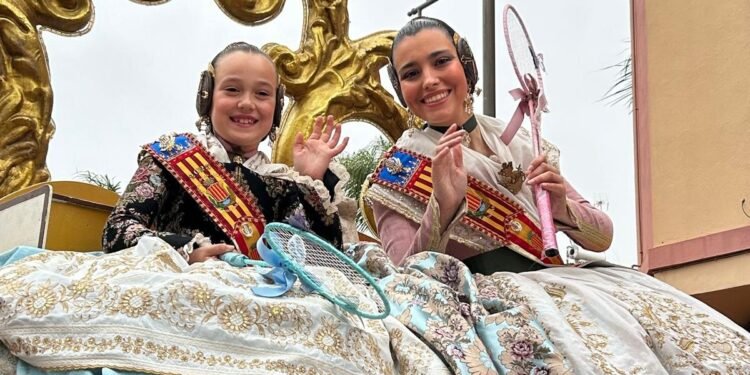 La sàtira de la cavalcada del Ninot porta l’ambient faller pels carrers de Montcada