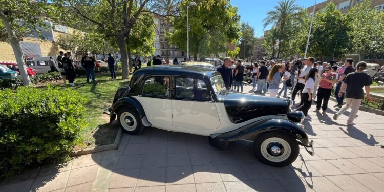 Moncada acoge una nueva edición de la concentración de vehículos clásicos