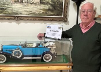 Alejandro Marín, el moncadense artesano de modelos de vehículos clásicos