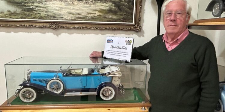 Alejandro Marín, el moncadense artesano de modelos de vehículos clásicos
