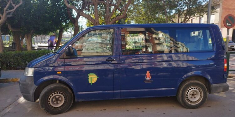 Una furgoneta realiza de forma temporal el servicio de transporte urbano