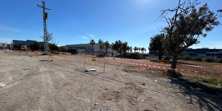 Urbanizar el solar para discomóviles en la calle Verónica costará 80.000 euros