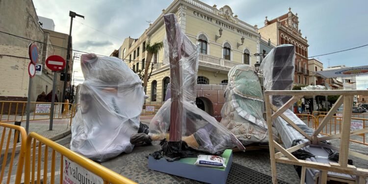 Els primers ninots s’avancen a la plantà i els carrers de Montcada s’omplin de carpes