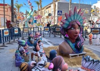 Las comisiones falleras aprovechan la jornada primaveral y aceleran la plantà