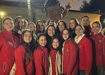 Les falleres majors i la cort d’honor en la plantà de la falla de l’ajuntament