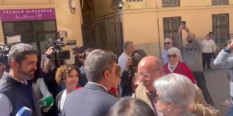 Simpatizantes del PP de Moncada aplauden a Mazón a su salida del Palau