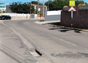 El reventón del neumático de un vehículo moviliza a la policía de Moncada y Bétera