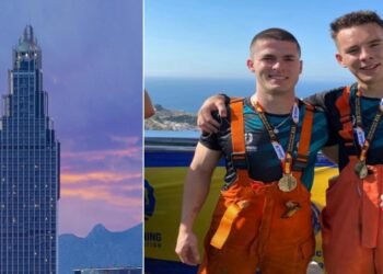 Los voluntarios de Protección Civil de Moncada Pascual García y Andreu Hurtado conquistan la cima del Gran Hotel Bali