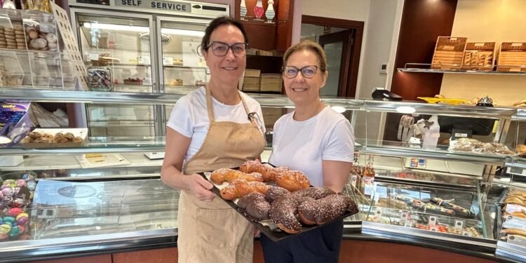 Forn dels Quatre Cantons, més de mig segle de tradició fent mones de Pasqua